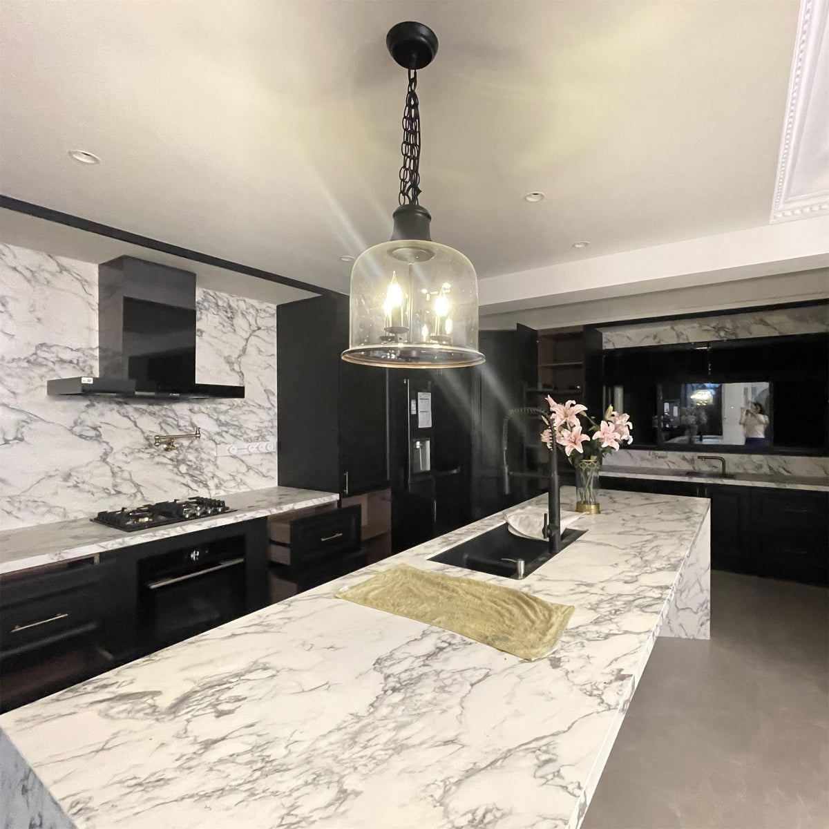 Hanglamp met glazen kap en metalen accenten voor eetkamer keuken hal woonkamer sfeervolle verlichting | Sulvida