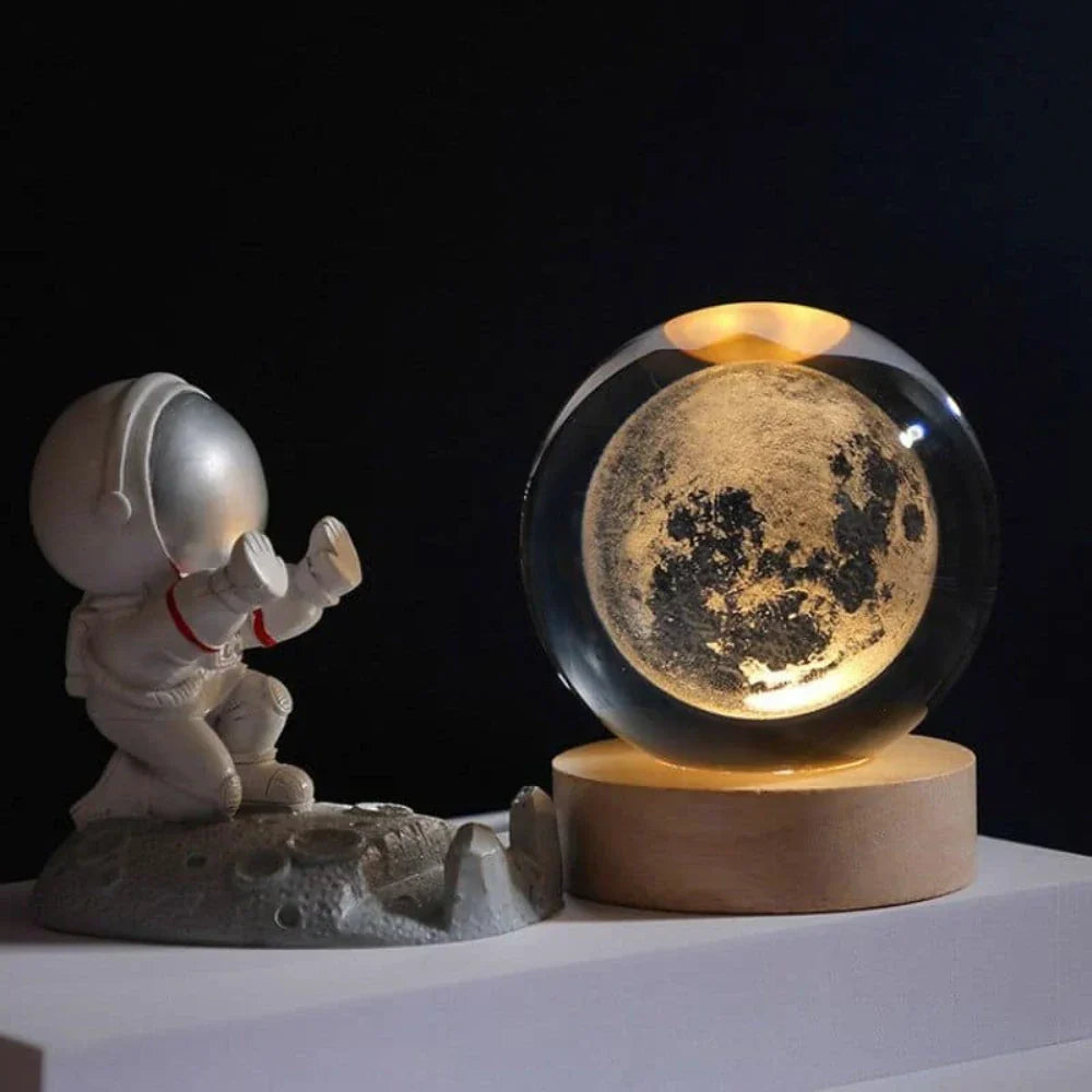 3D Kristallen Planeetlamp Met Houten Voet Warm Wit LED Verlichting Ruimtemotief Decoratieve Tafellamp | Sulvida