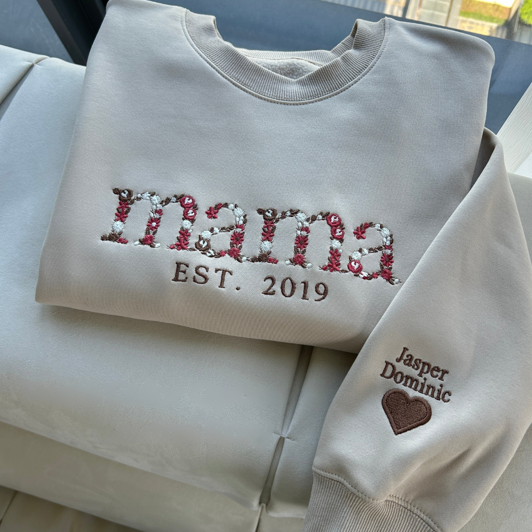 Gepersonaliseerde sweater met naam en jaartal bloemenborduurwerk moeder mama oma cadeau unisex trui bloemen | Sulvida