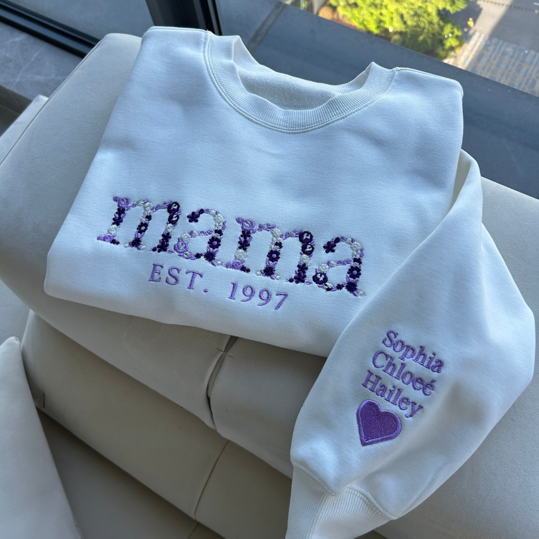 Gepersonaliseerde sweater met naam en jaartal bloemenborduurwerk moeder mama oma cadeau unisex trui bloemen | Sulvida