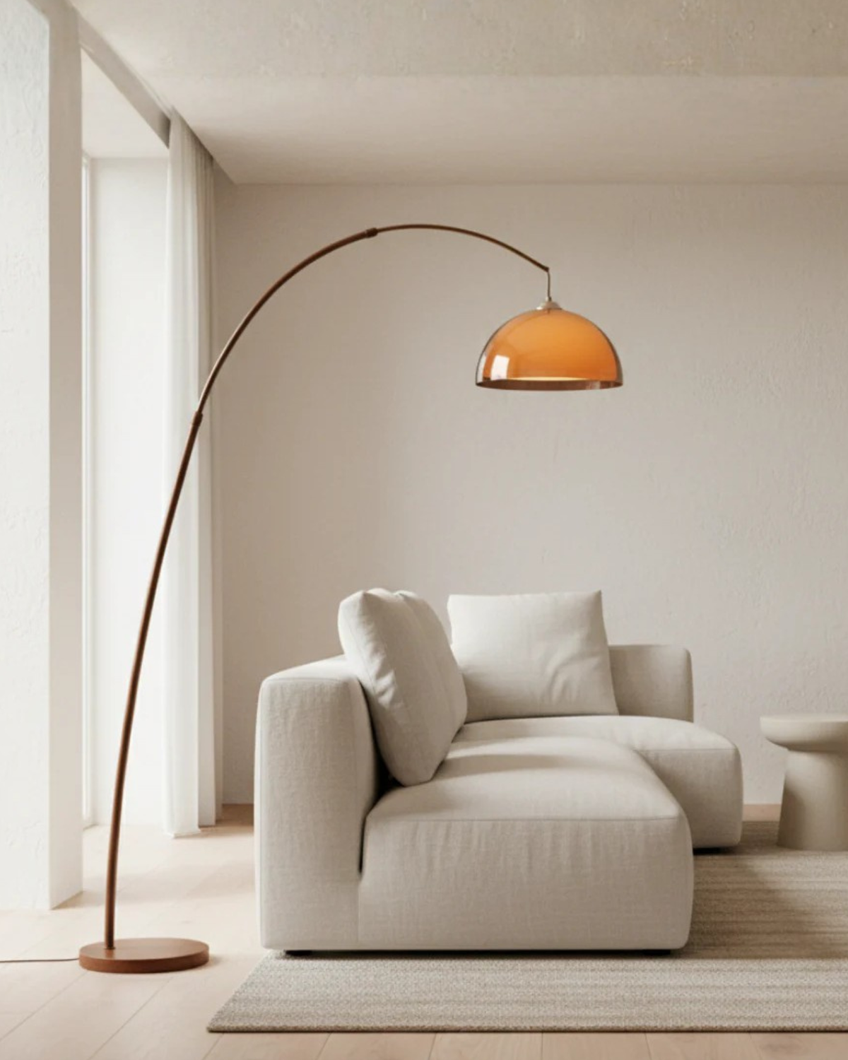 Staande Boogvormige Leeslamp met Verstelbare Arm en Amber Koepelkap voor Modern Interieur Woonkamer Sfeer | Sulvida