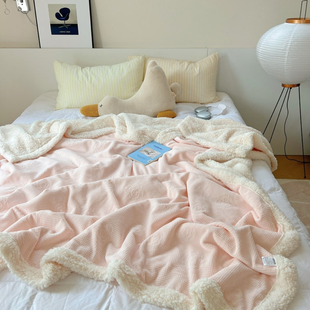 Dubbellaagse Teddy Deken met Bloemenreliëf – Zachte Sherpa Plaid voor Bank & Bed – Champagne Roze Woonplaid | Sulvida