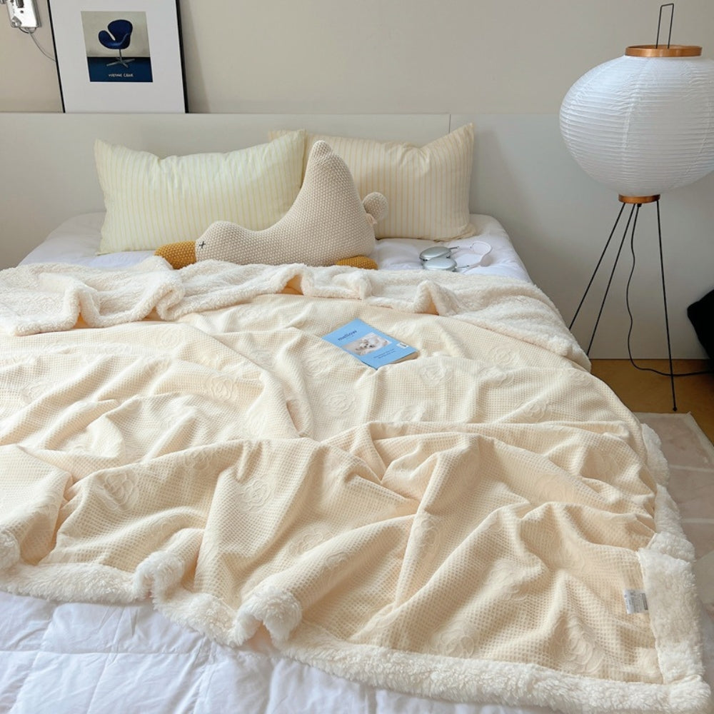 Dubbellaagse Teddy Deken met Bloemenreliëf – Zachte Sherpa Plaid voor Bank & Bed – Champagne Roze Woonplaid | Sulvida