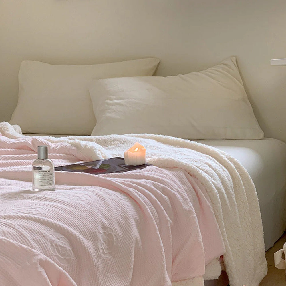 Dubbellaagse Teddy Deken met Bloemenreliëf – Zachte Sherpa Plaid voor Bank & Bed – Champagne Roze Woonplaid | Sulvida