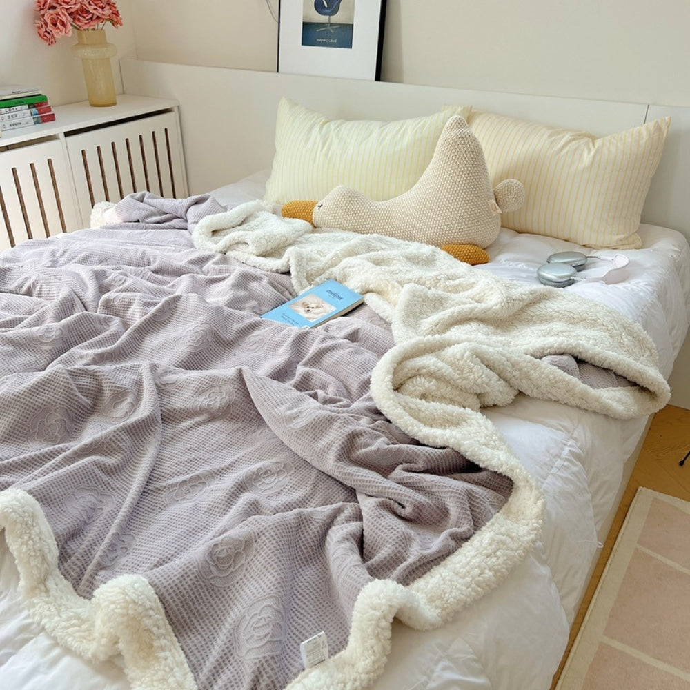 Dubbellaagse Teddy Deken met Bloemenreliëf – Zachte Sherpa Plaid voor Bank & Bed – Champagne Roze Woonplaid | Sulvida