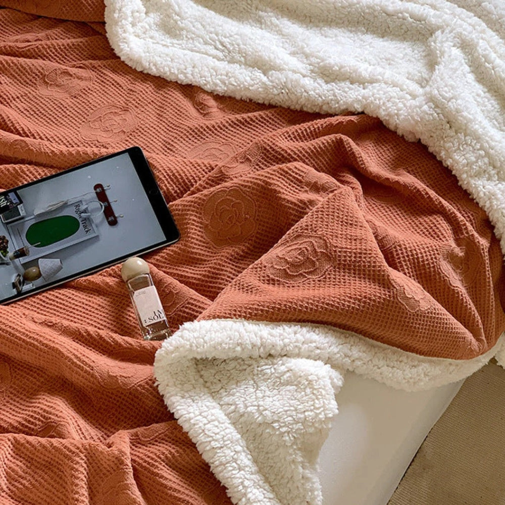Dubbellaagse Teddy Deken met Bloemenreliëf – Zachte Sherpa Plaid voor Bank & Bed – Champagne Roze Woonplaid | Sulvida