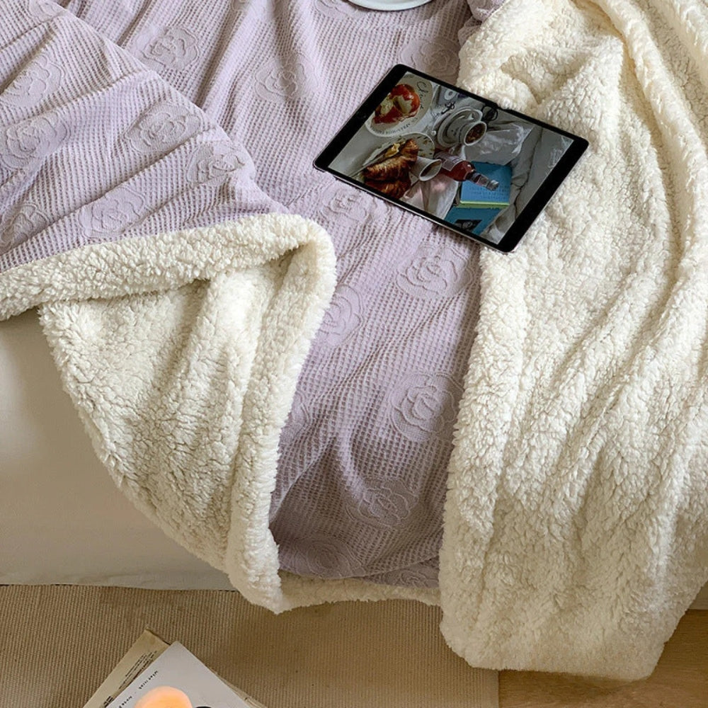 Dubbellaagse Teddy Deken met Bloemenreliëf – Zachte Sherpa Plaid voor Bank & Bed – Champagne Roze Woonplaid | Sulvida
