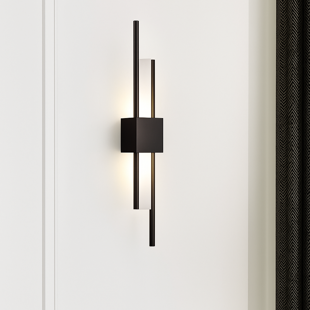 Design wandlamp met verticale metalen balk en acryl diffuser voor modern interieur sfeerverlichting woonkamer | Sulvida