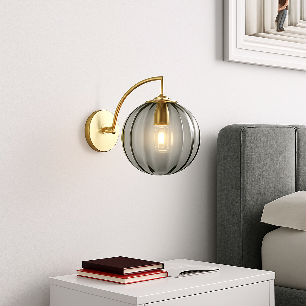 Wandlamp goudkleurig met glazen bol rookglas Ø17,5cm industrieel modern stijlvolle sfeerverlichting woonkamer gang | Sulvida