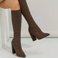 Bottes hautes pour femme à bout pointu et talon carré marron, au design élégant, pour les occasions formelles et décontractées | Sulvida