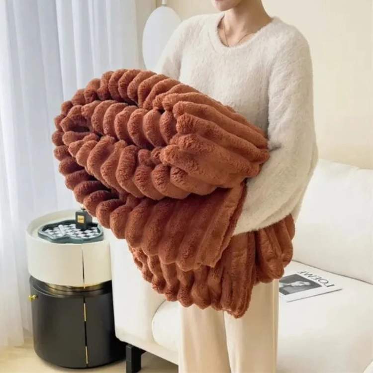 Zware kunstbont deken met streepdessin voor optimale warmte luxe zachtheid en slaapcomfort het hele jaar | Sulvida