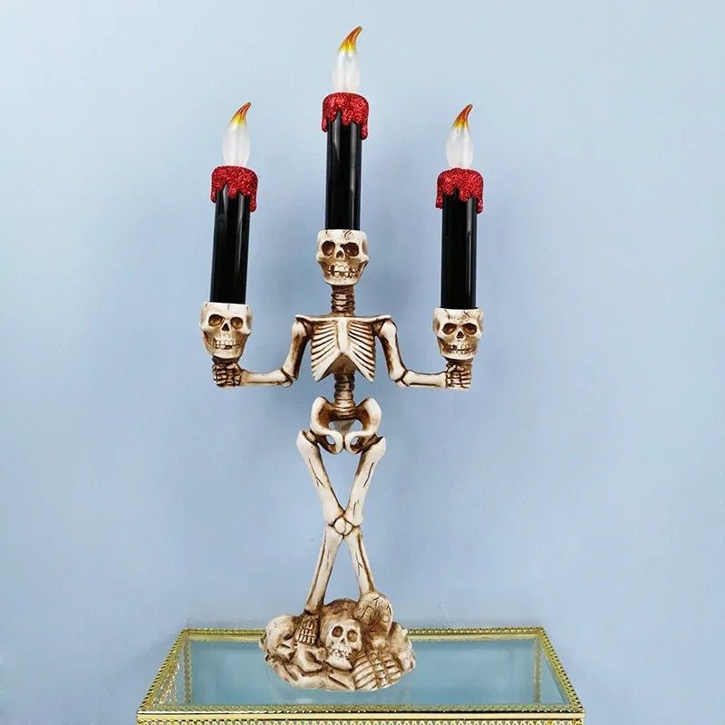 Gotische Schedel Kandelaar met LED-Verlichting Driekops Hars Decoratie Griezelig Sfeerlicht Halloween Tafel | Sulvida