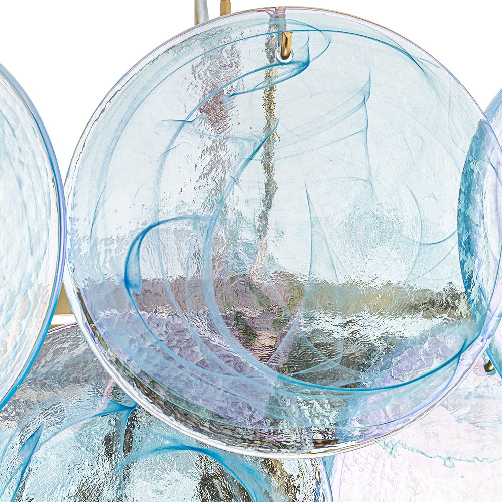 Ronde meerlaagse kroonluchter met blauw iriserende glazen schijven geborstelde messing afwerking hanglamp | Sulvida