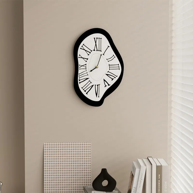 Wandklok met artistieke cijfers surrealistisch design in acryl voor woonkamer werkkamer klok stil uurwerk | Sulvida