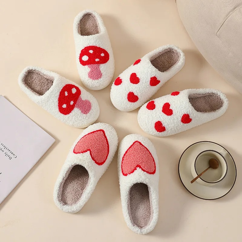 Pluche pantoffels met hartjes en paddenstoel design comfortabel warm binnenschoeisel voor dames heren binnen | Sulvida