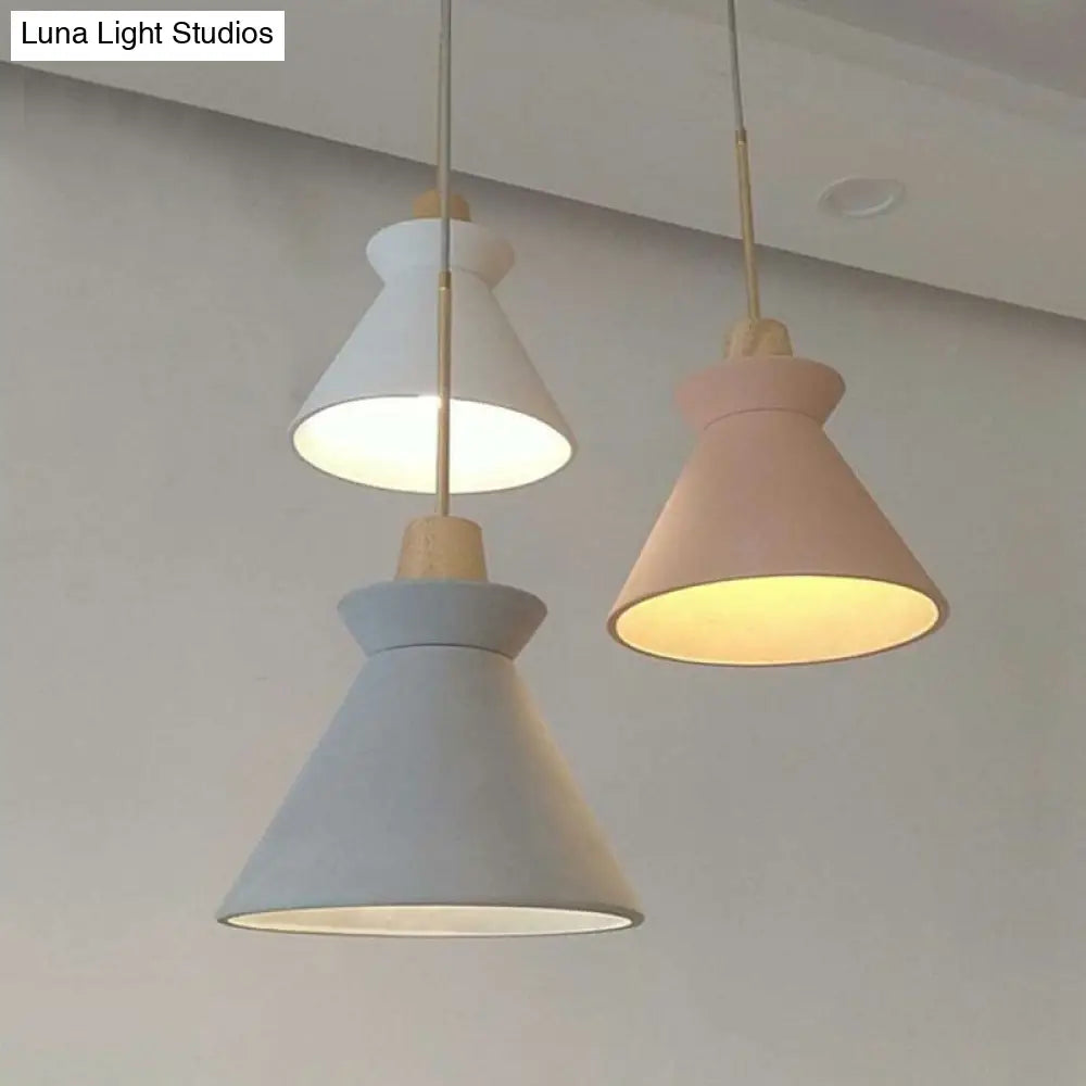 Suspension en béton minimaliste avec abat-jour conique en bois, gris, blanc ou rose, pour salle à manger ou salon, 20-30cm, E26/E27, design | Sulvida