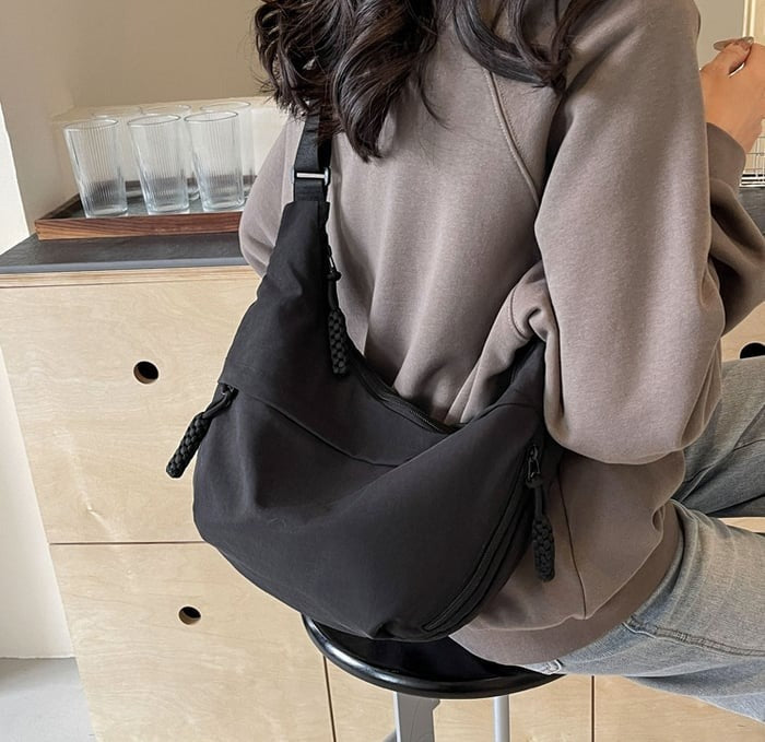 Sac bandoulière en nylon en forme de demi-lune, réglable, léger, pour un usage quotidien, imperméable, pour femme | Sulvida