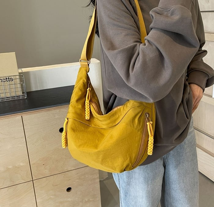 Sac bandoulière en nylon en forme de demi-lune, réglable, léger, pour un usage quotidien, imperméable, pour femme | Sulvida