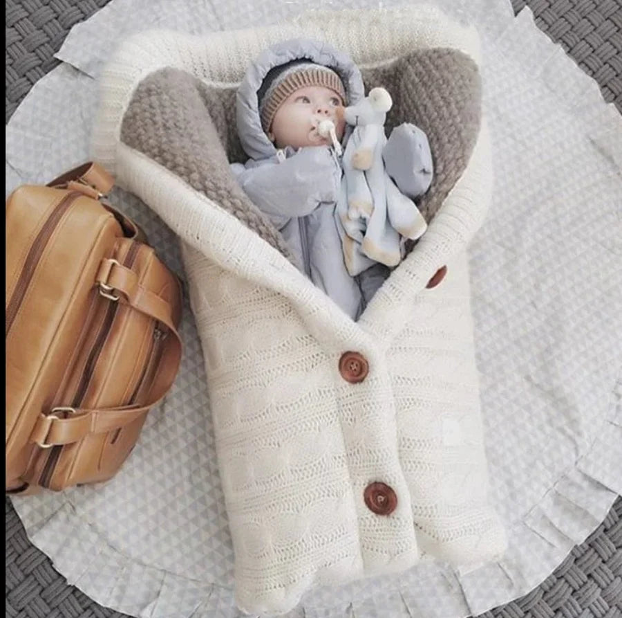 Gebreide Baby Winterslaapzak 0-12 Maanden met Knopen Wollen Voetenzak Warm Beige Babynestje Cocon Inbakerdeken | Sulvida