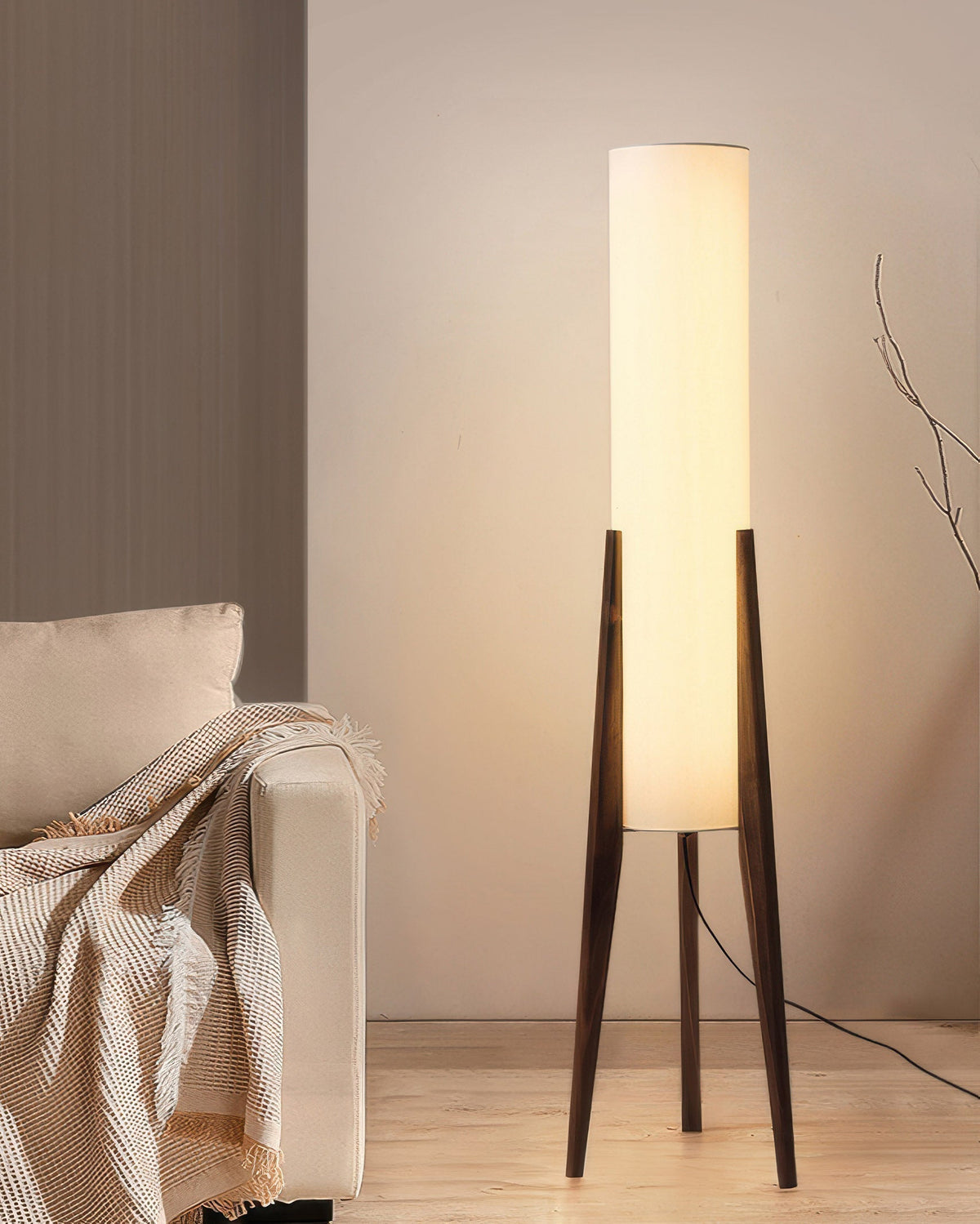 Notenhout vloerlamp met stoffen kap messing details scandinavisch design sfeervolle staande lamp woonkamer | Sulvida
