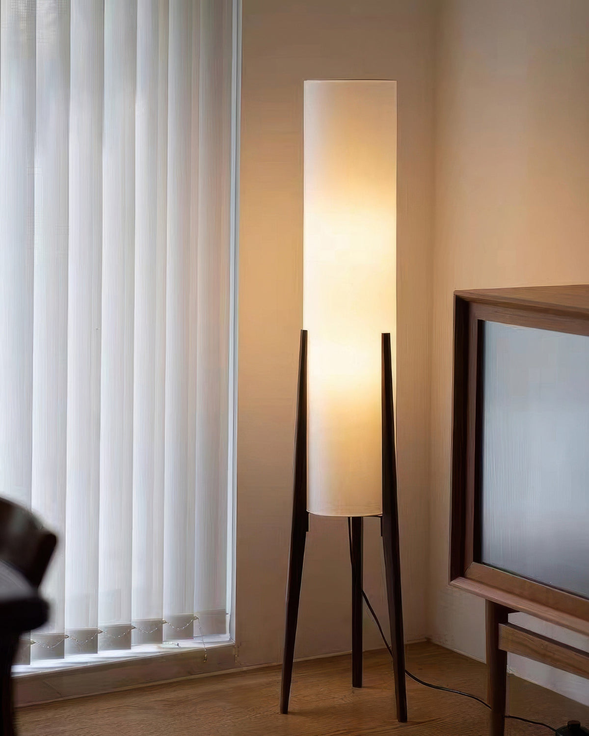Notenhout vloerlamp met stoffen kap messing details scandinavisch design sfeervolle staande lamp woonkamer | Sulvida