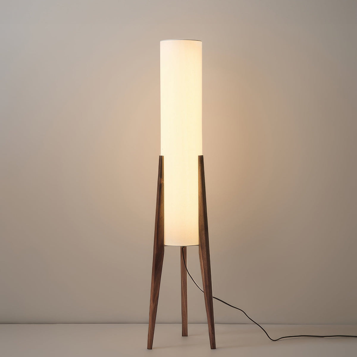 Notenhout vloerlamp met stoffen kap messing details scandinavisch design sfeervolle staande lamp woonkamer | Sulvida