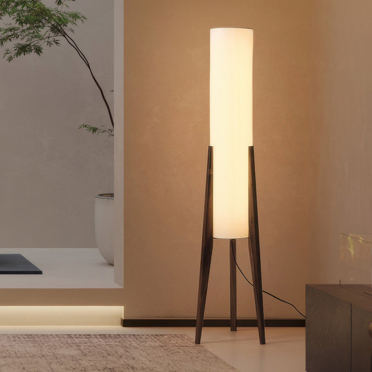 Notenhout vloerlamp met stoffen kap messing details scandinavisch design sfeervolle staande lamp woonkamer | Sulvida