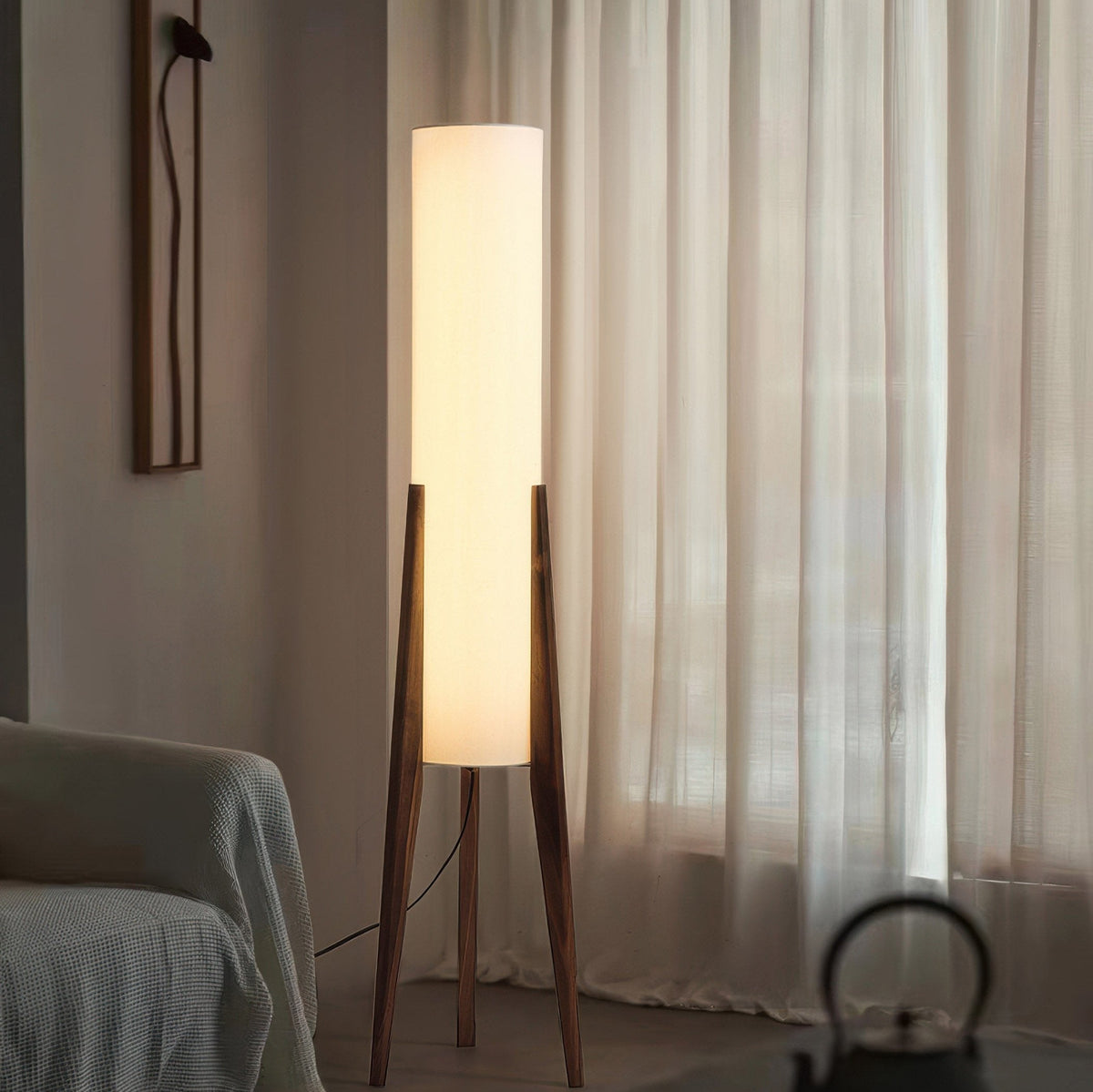 Notenhout vloerlamp met stoffen kap messing details scandinavisch design sfeervolle staande lamp woonkamer | Sulvida