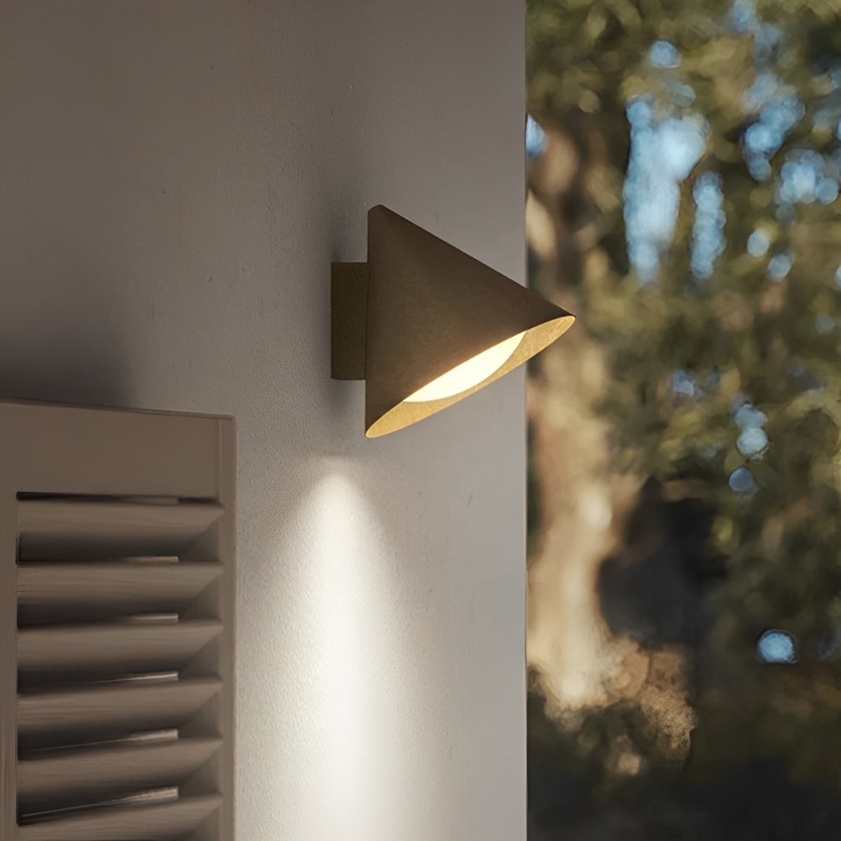 Außenwandleuchte LED Wasserdicht Glockenform Schwarz Gold Minimalistisches Design Terrassenbeleuchtung Eingangsbereich Fassade IP54 | Sulvida